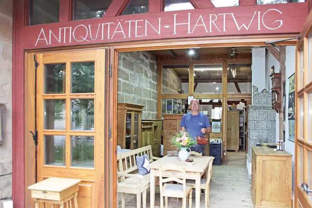 Hier waren Kirschen ausnahmsweise Nebensache: Seit über 30 Jahren betreibt Philip Hartwig zusammen mit Gattin Brigitte in der historischen Zehntscheune von Kalchreuth den Handel mit und die Restauration von antiken Möbeln. Auch, aber nicht nur zur Kirschenkirchweih öffnen die beiden ihr Schatzkästlein – in einem der spannendsten Gebäude Kalchreuths am Schlossplatz 1 bearbeiten und zeigen sie die schönsten Antiquitäten aus der Geschichte von 300 Jahren Inneneinrichtung. | Foto: Uwe Rahner