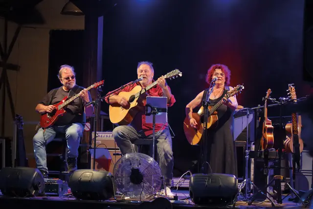 „Wulli &amp; Sonja” mit Friends vor dem Kulturlokschuppen: Rock, Pop, Blues, Folk, Soul… die Stimme von Sonja Tonn kennt keine Grenzen. | Foto: Andreas Unbehaun