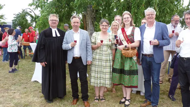 Bürgermeister Otto Klaußner mit Kirschenkönigin Michaela II, 2. Bürgermeisterin Stefanie Igel, Diplombiologin Karin Klein-Schmidt, Landrat Alexander Tritthart und Pfarrer Christoph Thiele (von rechts) beim Rundgang durch den Kirschgarten. | Foto: Ernst Bayerlein