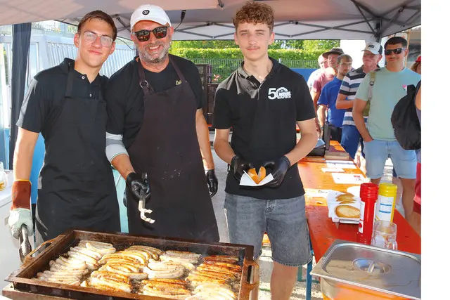 Die Burschenschaft Eschenau konnte am Grill schon mal üben für ihr 50-jähriges Gründungsjubiläum im kommenden Jahr. | Foto: Andreas Unbehaun