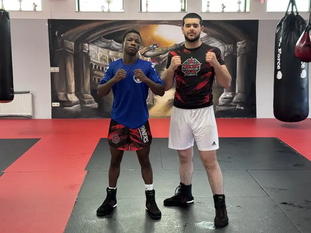 Brian Otieno aus Schnaittach (links) und Mohammad Ali Jafar aus Eckental (rechts) bereiten sich gemeinsam auf ihre Kämpfe beim Bayreuth Cup 2026 in Bayreuth vor.
