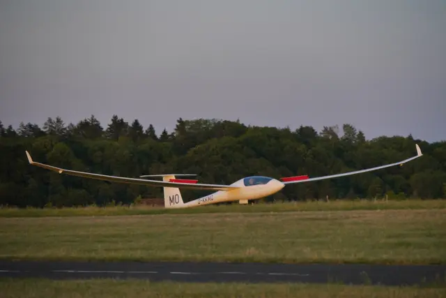 Peter Wimmer landet nach seinem über 1000-Kilometer langen Flug wieder am Flugplatz Lauf-Lillinghof | Foto: SFC-Lauf
