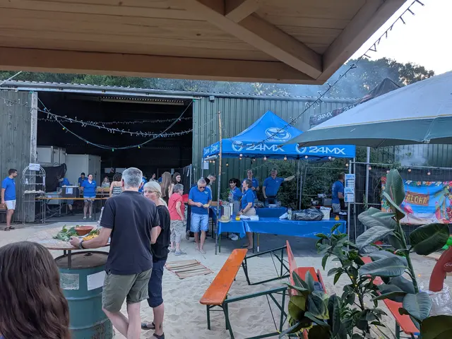 Auch ohne Alkohol blau: Die fleißigen Wichtel in ihren blauen Shirts sorgen für das leibliche Wohl aller Gäste. | Foto: CB