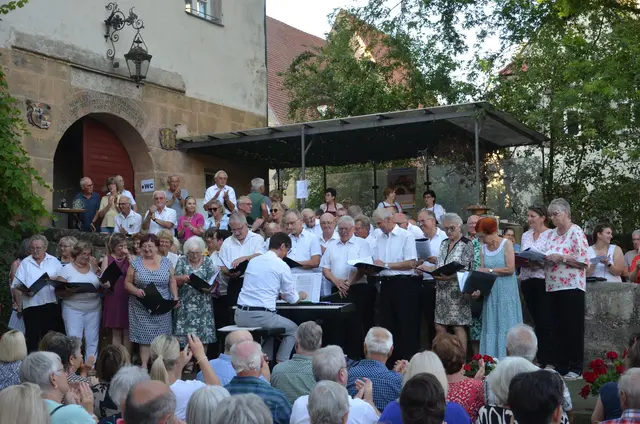 Der Projektchor des MGV 1848 feierte 1. Geburtstag und hatte schon eine erstaunliche Power bei seinem Auftritt vor dem Heimpublikum. | Foto: Ira Förster