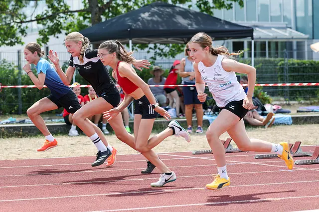Kurz nach dem Start: Rosa Hakvoort und Johanna Sinner über 60 m Hürden | Foto: Daniel Decombe