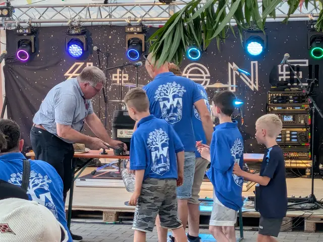 Bieranstich: Bürgermeister Edmund Ulm arbeitet unter dem strengen Blick der Nachwuchs-Zapfmeister... | Foto: CB