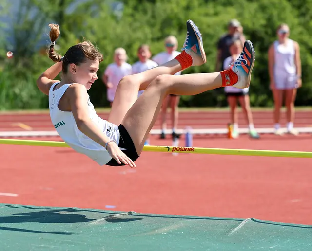 Sarah Kodetová beim Hochsprung der W11 | Foto: Daniel Decombe