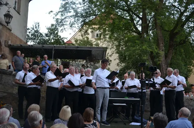 Der Männerchor 1848 mit Solist Udo Reinhart mit "O Herr welch ein Abend". | Foto: Ira Förster