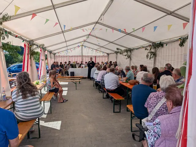 Zeltgottesdienst mit dem Posaunenchor Igensdorf und Pfarrerin Simone Hewelt | Foto: CB