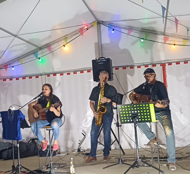 Das im Verlauf der Festplanung neu gegründete Duo "Lett 'n Voices" besteht aus Verena Riehr (links) und Eric Damster (rechts), unterstützt werden sie beim Lettner Dorffest von Alfred Zens (Mitte). Man darf auf weitere Auftritte gespannt sein. | Foto: Anja Behringer