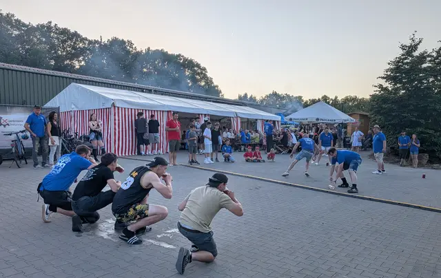 Beim Flunkyball unterlagen die Herausforderer der Dorfgemeinschaft Letten (hinten) gegen die Burschenschaft Dachstadt (im Vordergrund). Spaß hatten dabei auch die Zuschauer. | Foto: CB