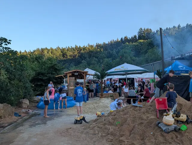 Die Kinder hatten sichtlich ihren Spaß im Sand und im Wasser.  | Foto: Verena Riehr