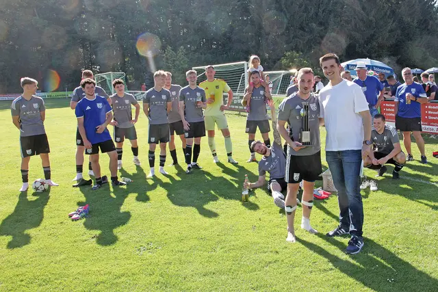 Bürgermeister Sebastian Singer überreichte den Eckental-Pokal an Spielführer Thomas Munker. | Foto: Uwe Rahner