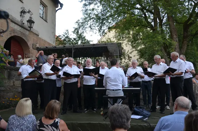 Die Gastgeber der Männerchor 1848 Kalchreuth mit Udo Reinhart am Piano | Foto: Ira Förster