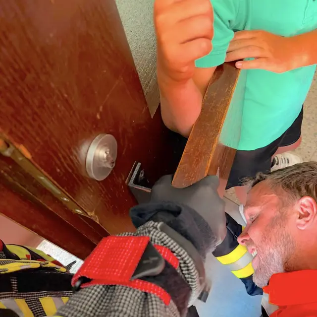 Die Einsatzkräfte von der Feuerwehr Eckenhaid schraubten die Druckplatte so weit lose, dass das Kind den Arm wieder herausziehen konnte.  | Foto: Feuerwehr Eckenhaid