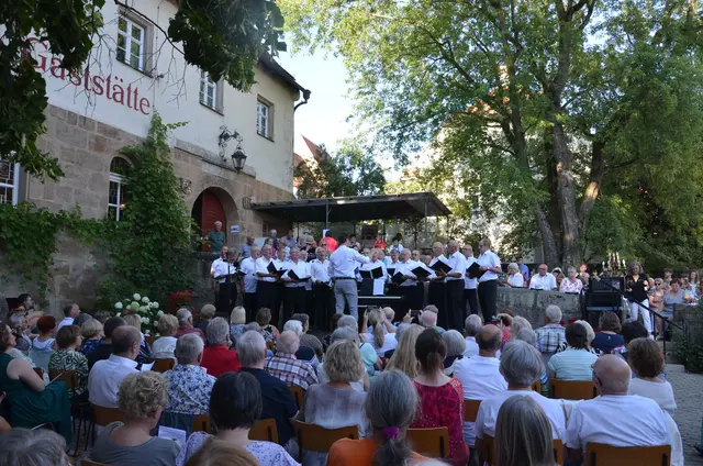 Der gastgebende Männerchor 1848 Kalchreuth mit Chorleiter Udo Reinhart | Foto: Ira Förster