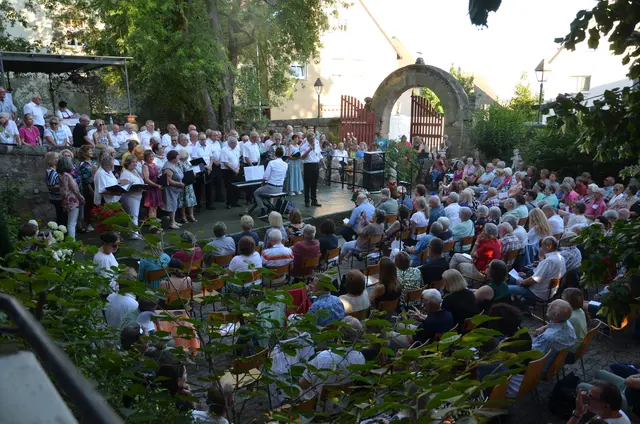 Der gemischte Projektchor des MGV 1848 bedankte sich beim Publikum | Foto: Ira Förster