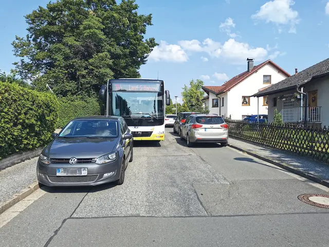 Manchmal parken die Autos in den Eckentaler Straßen zu eng, so dass Busse oder Rettungsfahrzeuge nicht mehr durchkommen.
 | Foto: Privat