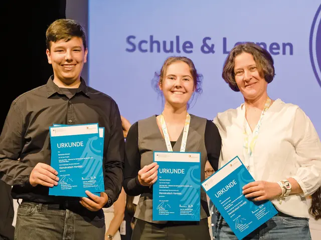 Vertreterinnen und Vertreter der Medienscouts am Gymnasium Eckental bei der feierlichen Preisverleihung in Berlin. | Foto:  Grit Hiersemann