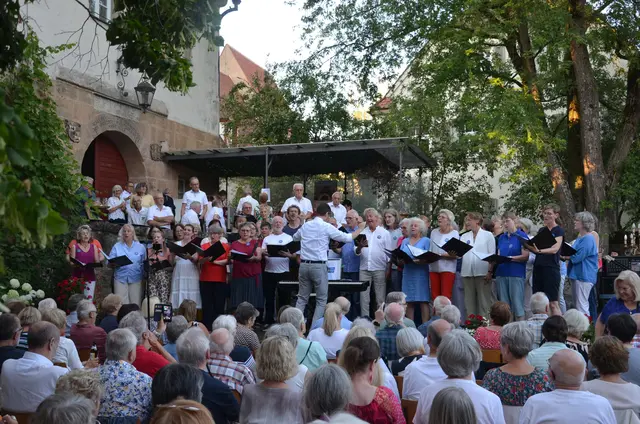 Die Frauen- und Männerpower der Uttenreuther Happy Voices beeindruckte | Foto: Ira Förster