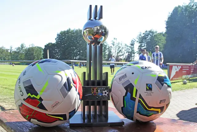 Die beiden Torhüter des Elfmeterschießens bekamen  je einen Spielball aus zertifizierter Fair-Trade-Produktion. | Foto: Uwe Rahner