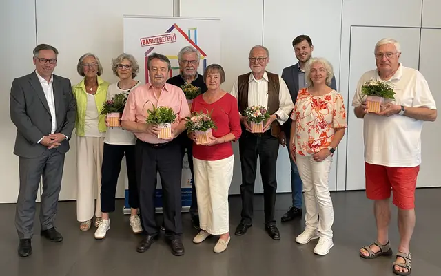 Landrat Alexander Tritthart (links) ehrte im Beisein der Seniorenbeauftragten Brigitte Meyer (2.v.r.) und der ehemaligen Seniorenbeauftragten Anna Maria Preller (2.v.l.) sieben Wohnberaterinnen und Wohnberater der ersten Stunde, die das Angebot über viele Jahre hinweg maßgeblich geprägt haben (v.l.): Susanne Büttner, Christoph Wegmann, Christoph Volkmar, Elisabeth Somper, Georg Hammer, und Christian Floerke. Mit auf dem Bild: Sachgebietsleiter und Wirtschaftsförderer Maximilian Gaier (3.v.r.). Foto: Johannes Hölzel/LRA ERH. | Foto: Johannes Hölzel
