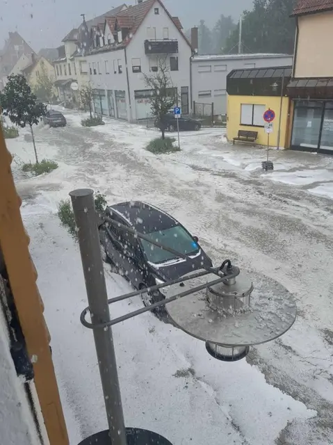 Die Heroldsberger Hauptstraße während des großen Hagelschauers. | Foto: Privat