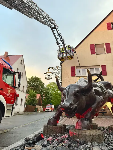 Die Eckentaler Drehleiter in Kalchreuth bei der Sicherung von Teilen, die sich durch die Windböen gelöst hatten. | Foto: FW Eschenau