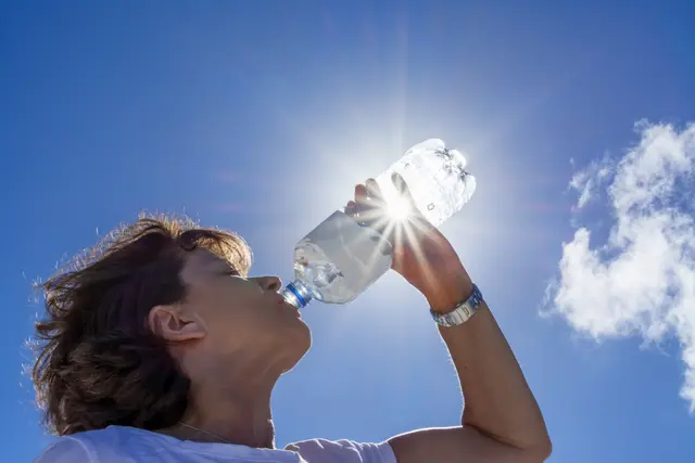 "Ausreichend trinken" – klingt banal, ist aber gerade für ältere Menschen bei hochsommerlichen Temperaturen lebenswichtig. | Foto: Sabine Hortebusch - stock.adobe.comk