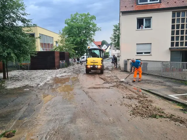 Überall waren die Straßen in Heroldsberg nach dem Gewitter voller Schlamm, den das Wasser mitgerissen hatte. | Foto: Feuerwehr Heroldsberg