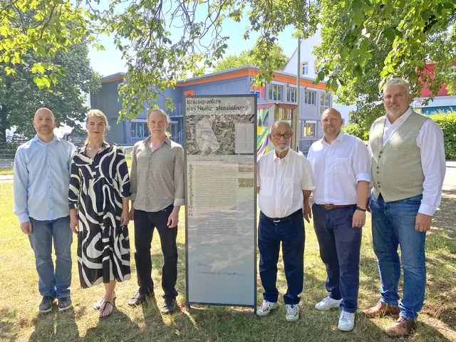 Das Foto zeigt (von rechts) Bürgermeister Thomas Lang, Michael Meye von der Abteilung Kultur und Freizeit, Helmut Summer von der Summer Kulturstiftung, den Historiker Christoph Maier, Dr. Ina Schönwald, die Leiterin des Stadtarchivs, sowie Archiv-Mitarbeiter Simon Kubiak neben der Stele, die die kürzlich neben der Bertleinschule aufgestellt wurde. | Foto: Andreas Kirchmayer