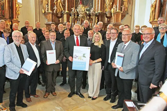 Innenminister Joachim Herrmann (Mitte) mit Schatzmeister Herbert Meier, Altbürgermeister Rudolf Braun, Bürgermeister Daniel Trübenbach (v. li.), Landrat Hanngörg Zimmermann, dem Vorsitzenden Eduard Nöth, Oberfrankens Regierungspräsident und FSB-Präsident Florian Luderschmid sowie der 2. Vo­r­sitzenden Dr. Silke Launert (MdB, v. re.) | Foto: Uwe Rahner
