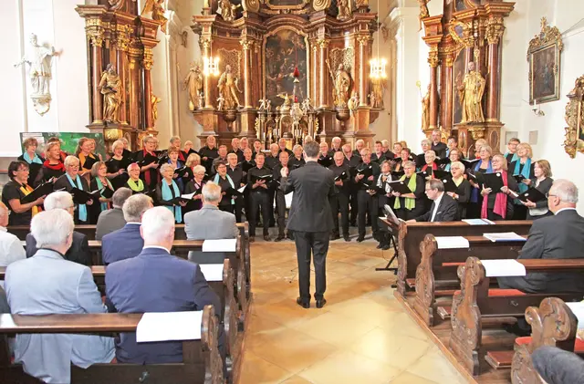 Der Chor mit Dr. Gerald Fink am Dirigentenpult und FSB-Präsident Florian Luderschmid am E-Piano. | Foto: Uwe Rahner