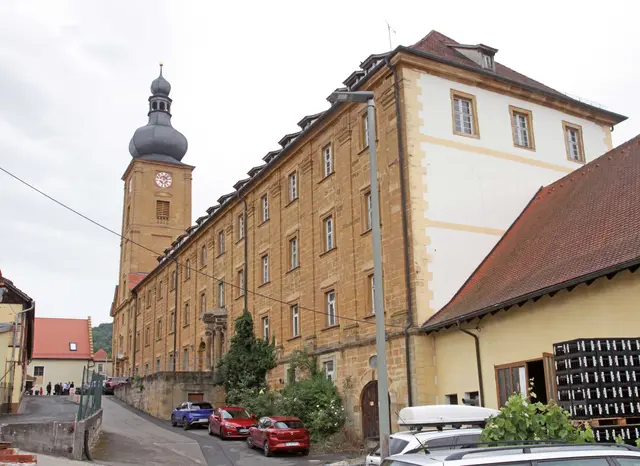 Das Wahrzeichen von Weißenohe: Hinten die ehemalige Klosterkirche St. Bonifatius, links die Klosterbrauerei Weißenohe, rechts der Prälatenbau des Benediktinerklosters, hinter dem auch ein Neubau entstehen soll. | Foto: Uwe Rahner