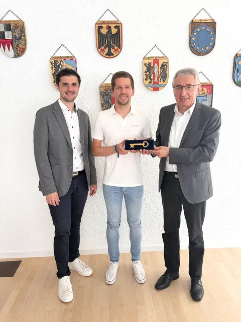 Der neue Kämmerer Johannes Merz (mitte) erhielt einen symbolischen Schlüssel von seinem Vorgänger Bruno Maier (rechts). Eckentals Bürgermeister Sebastian Singer (links) wünschte ihm viel Erfolg bei der neuen Aufgabe.  | Foto: Bettina Dennerlohr