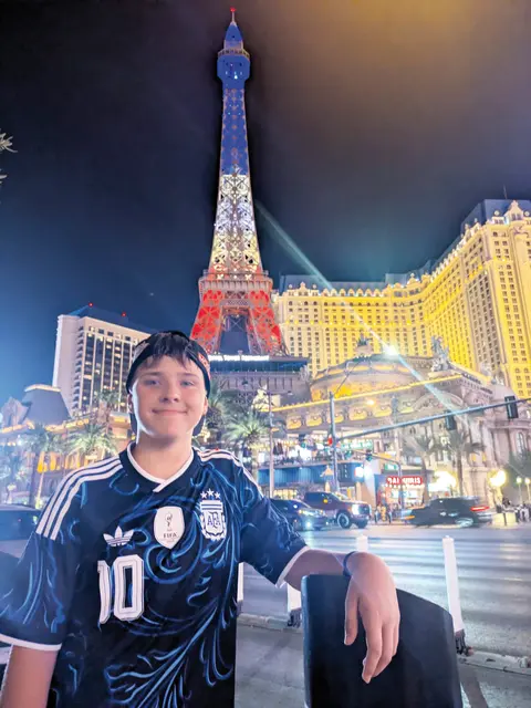 Auf große Reise ging es für den 14-jährigen Jugendspieler des DC Tschambolaia. Alex Schepers durfte bei den World Masters der World Darts Federation in Las Vegas teilnehmen. Es war ein tolles Erlebnis: das große Turnier und die riesige Stadt waren sehr beeindruckend.  | Foto: Privat