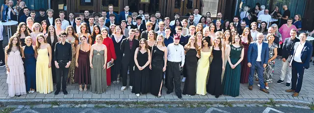 Das große Gruppenfoto vor der Halle – junge Menschen in festlicher Kleidung, eng beieinander, strahlend und erleichtert – wurde zum Sinnbild eines Tages, der von Stolz, Zusammenhalt und Aufbruch geprägt war. | Foto: schoberfoto