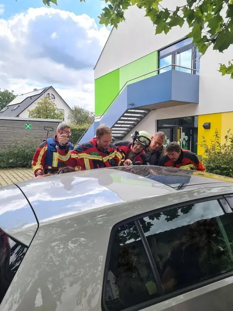 Die Feuerwehr öffnete das Auto, ohne dieses dabei zu beschädigen. | Foto: Feuerwehr Heroldsberg