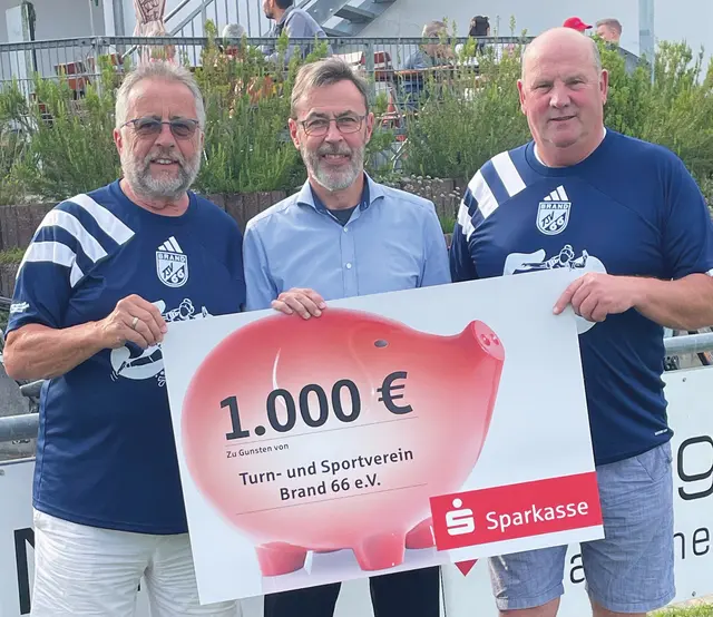 Spendenübergabe durch Roland Elm von der Sparkasse an die Vorstände Stefan Prütting und Harald Braungardt | Foto: Privat