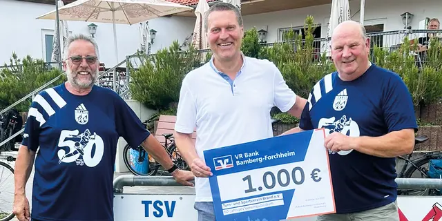 Spendenübergabe durch Michael Gebhardt von der VR-Bank an die Vorstände Stefan Prütting und Harald Braungardt | Foto: Privat