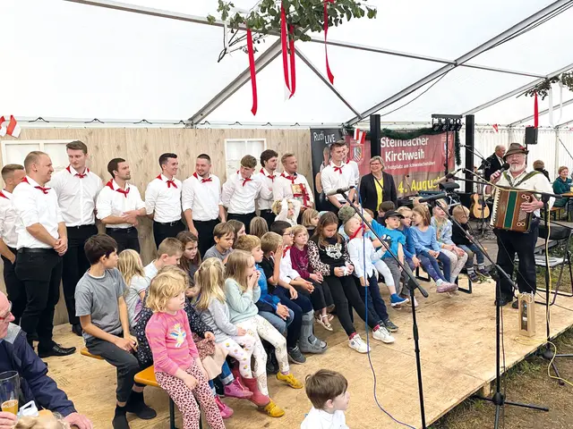 Die Kinder haben immer viel Spaß, wenn sie zusammen mit Siggi Ottenschläger fränkische Volkslieder singen. | Foto: Privat