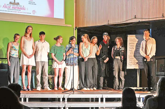 Neun Mutige trauten sich beim „Abend der Menschlichkeit” am Gymnasium Eckental auf die Bühne um ihre Texte, die im Rahmen des Slam-Workshops unter der Leitung von Poetry Slammer Felix Hufnagel (re.) entstanden waren, vor Publikum vorzutragen. | Foto: Privat