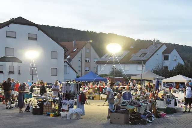 Der Nachtflohmarkt wird diesmal näher ans Rathaus rücken. | Foto: Sabine Büssert