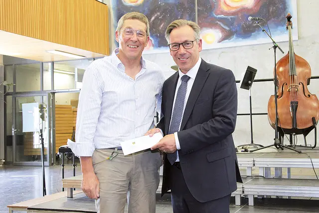 Landrat Alexander Tritthart verabschiedete Burkard Eichelsbacher offiziell für den Sachaufwandsträger Landkreis Erlangen-Höchstadt. | Foto: Uwe Rahner