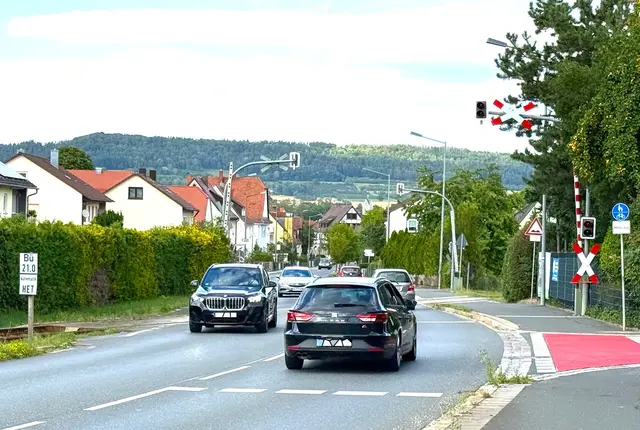 Die B2 wird für Gleisbauarbeiten am Bahnübergang Forth gesperrt. | Foto: Andreas Unbehaun