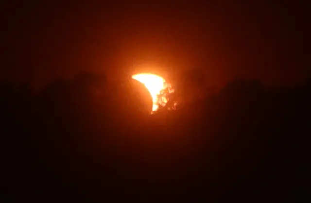 Wenn die Sonne im Westen als Sichel untergeht: Um 20:32 verschwand die immer noch stark verdeckte Sonne am Horizont. | Foto: Andreas Unbehaun