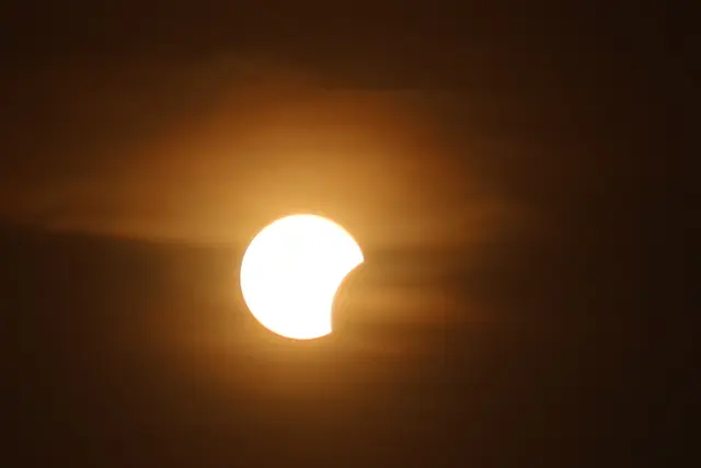 Um 19:33 schob sich der Mondschatten von rechts über die Sonne. | Foto: Andreas Unbehaun