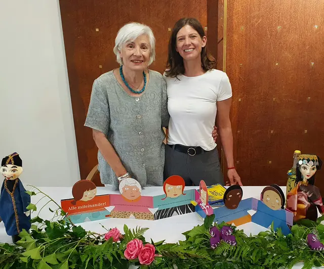 Freude über das gute Miteinander in der Zusammenarbeit: Annegret Schildknecht, ehrenamtliche Vorleserin und Organisation (links), und Luisa Beisegel, Leitung Soziale Betreuung Martha-Maria  | Foto: Celine T., Soziale Betreuung 