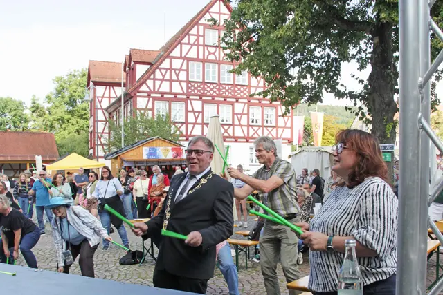 Bürgermeister Edmund Ulm, Pfarrer Andreas Hornung und Heike Grasser-Ulm ließen sich mitreißen von den rhythmischen Übungen der POUND-Gruppe des FC Stöckach auf der Bühne.
 | Foto: Uwe Rahner