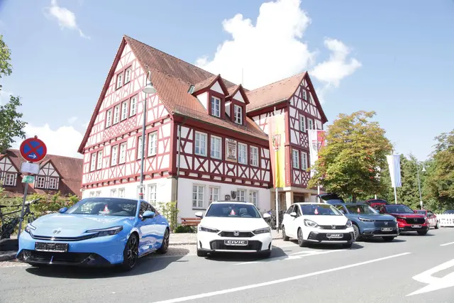Das Autohaus Fensel aus Kalchreuth präsentierte auf der Festmeile vor dem Igensdorfer Rathaus neueste HONDA-Modelle. | Foto: Uwe Rahner